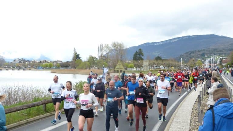 10 km Aix les bains vu sur les coureurs avec le lac et la montagne en fond