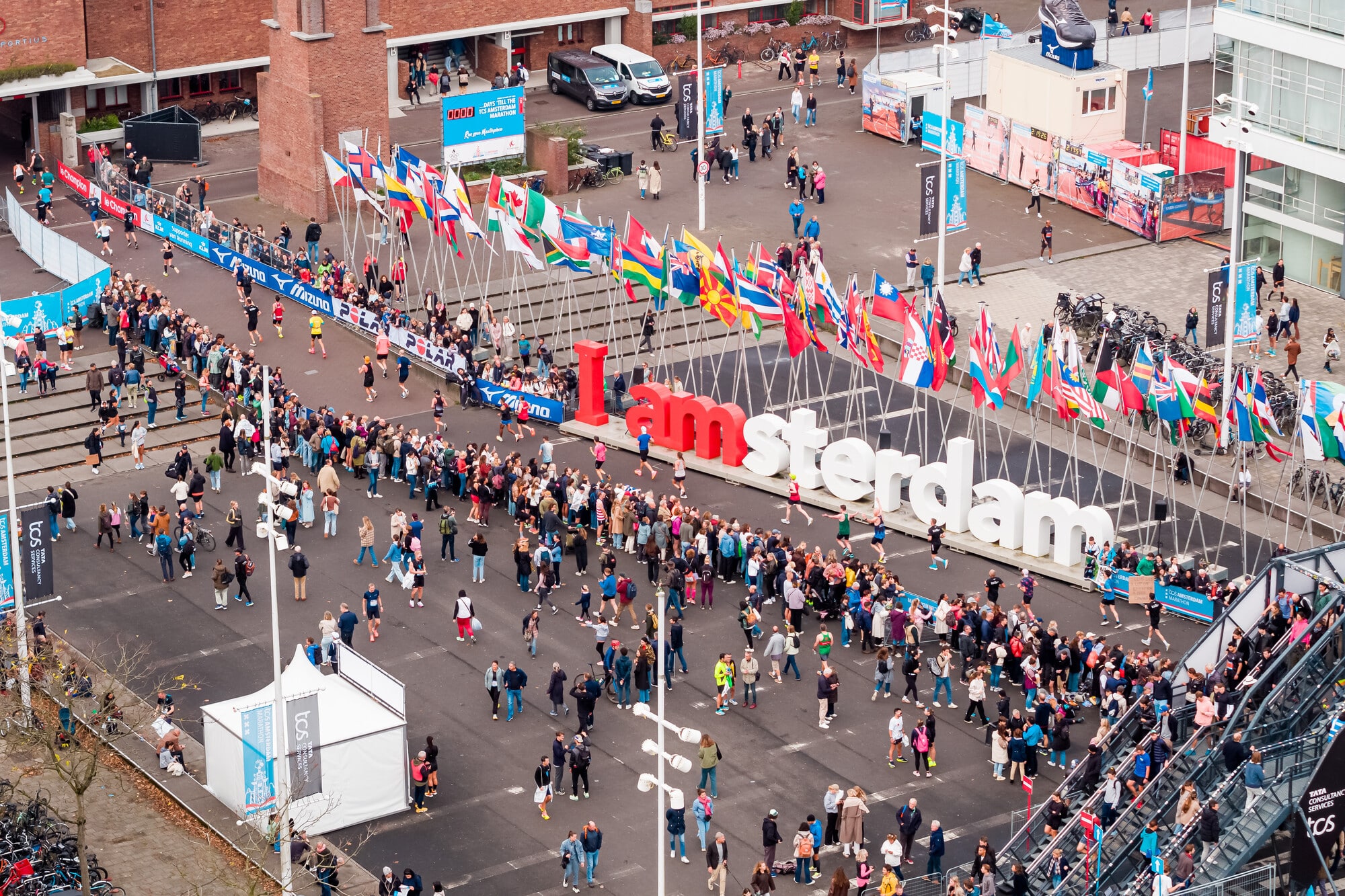 semi marathon Amsterdam vue de haut avec les coureurs et le publics