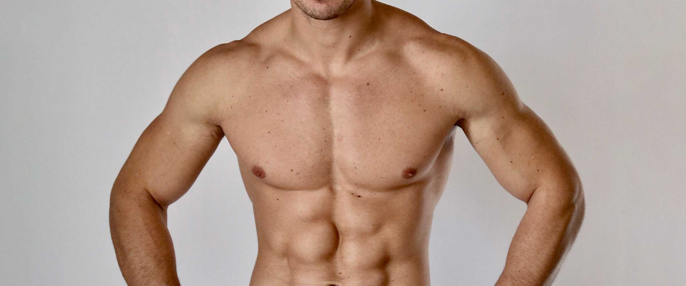 photo du buste du haut du corps d'un homme musclé avec un fond gris