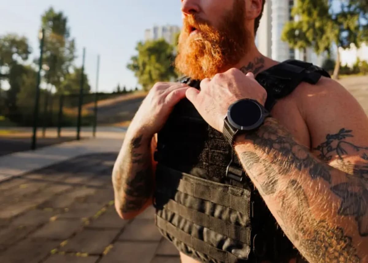 homme torse nue avec un gilet lesté