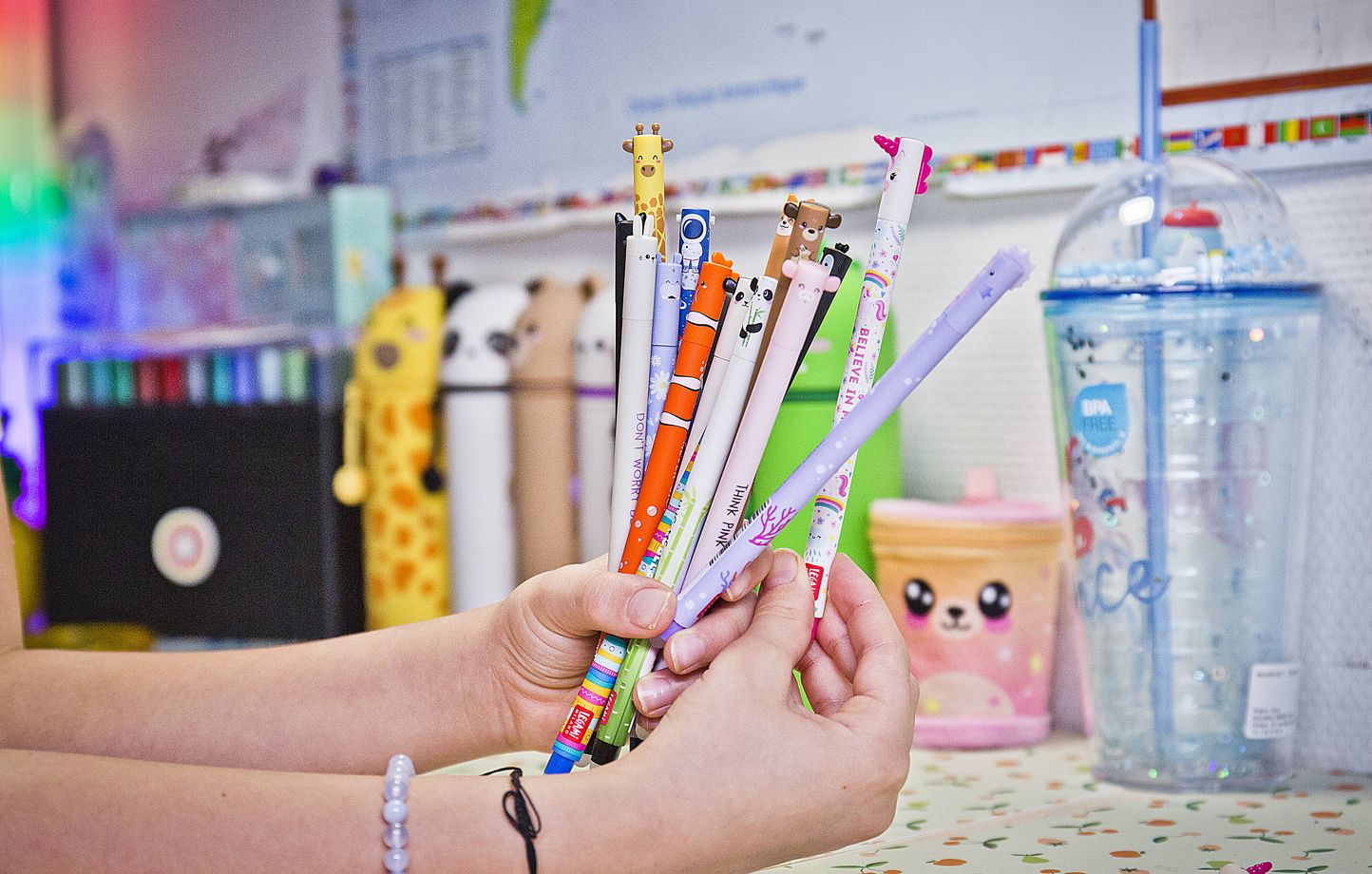 stylos dans les mains d'une eleve à l'ecole