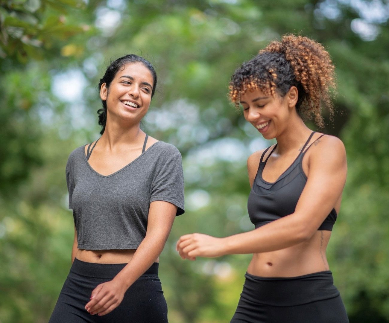 deux amies dans la nature qui marche à pied