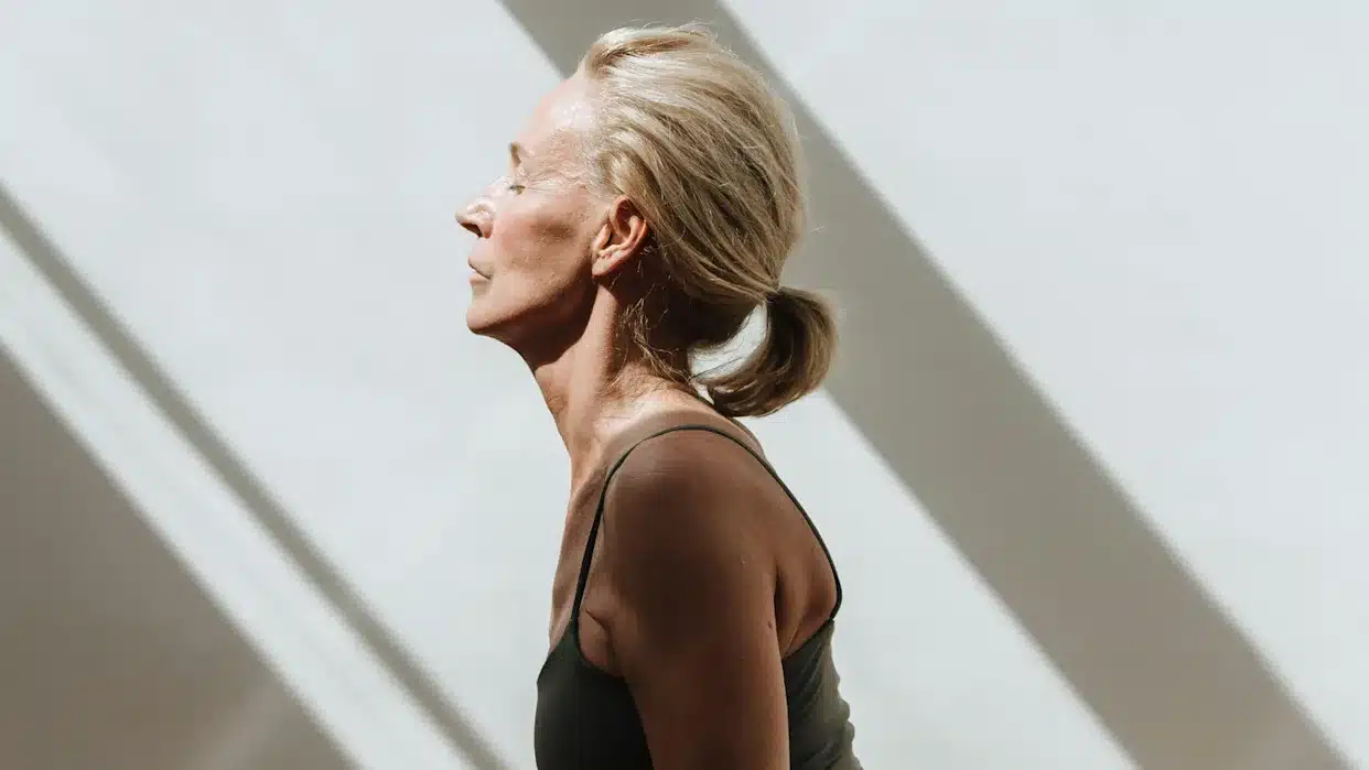 femme de profil qui ferme les yeux