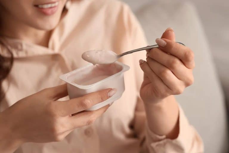 femme qui mange un yaourt