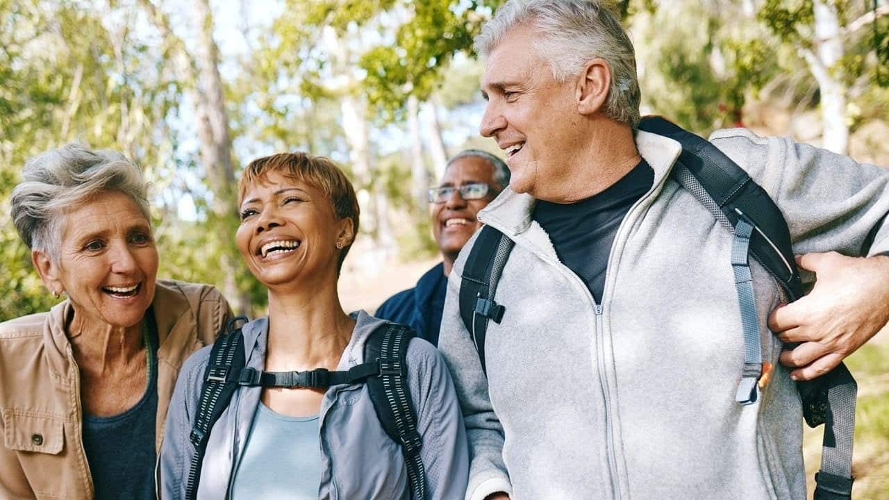 groupe d'amis content en nature en balade