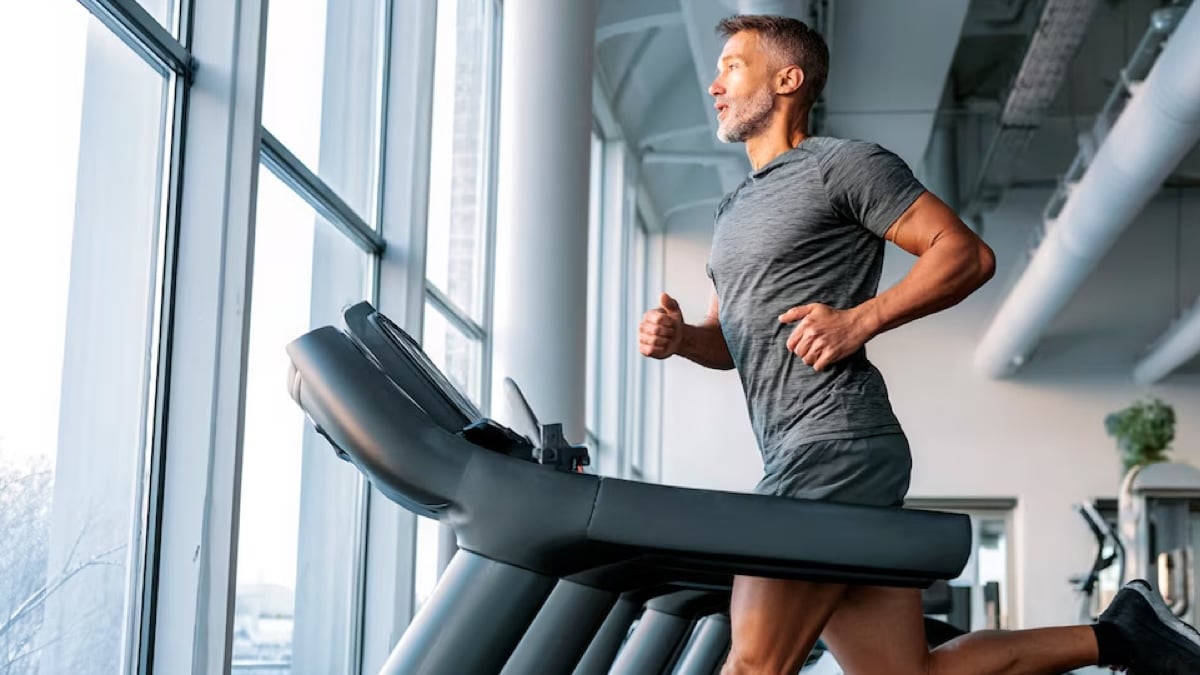 homme sur un tapis de course