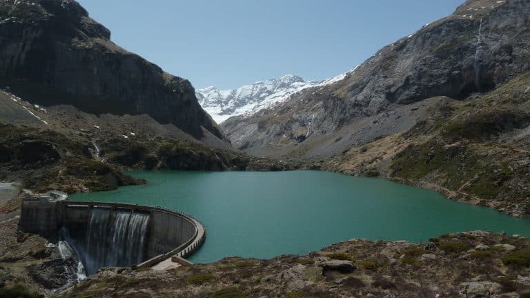 vue large du barrage des gloriettes avec un ciel bleu