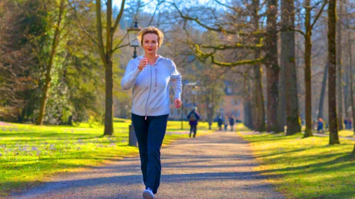 femme qui fait de la marche rapide dans un parc
