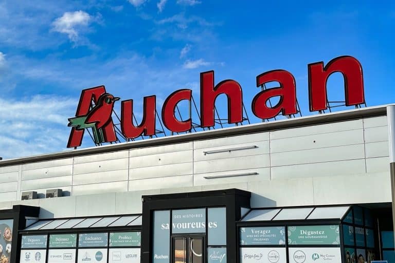 fermeture auchan france devanture enseigne logo