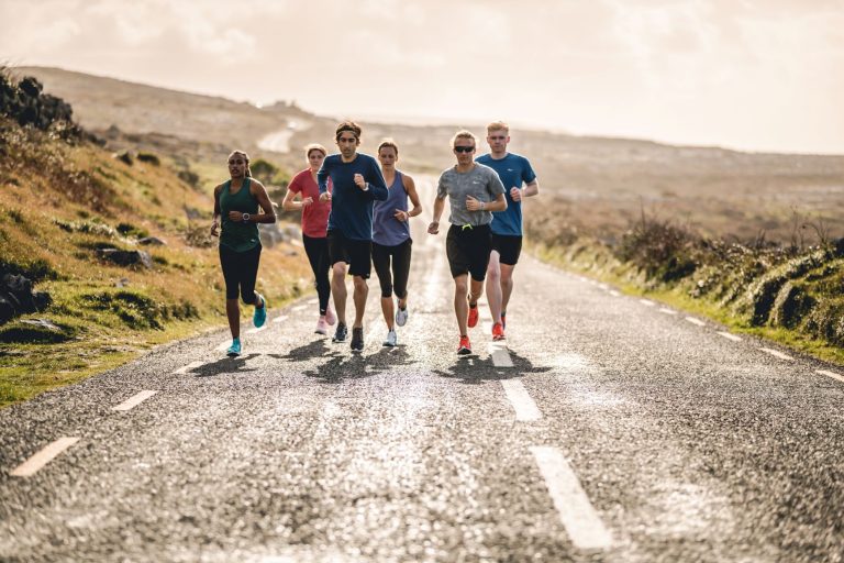 groupe de coureurs sur le route avec la plaine en fond