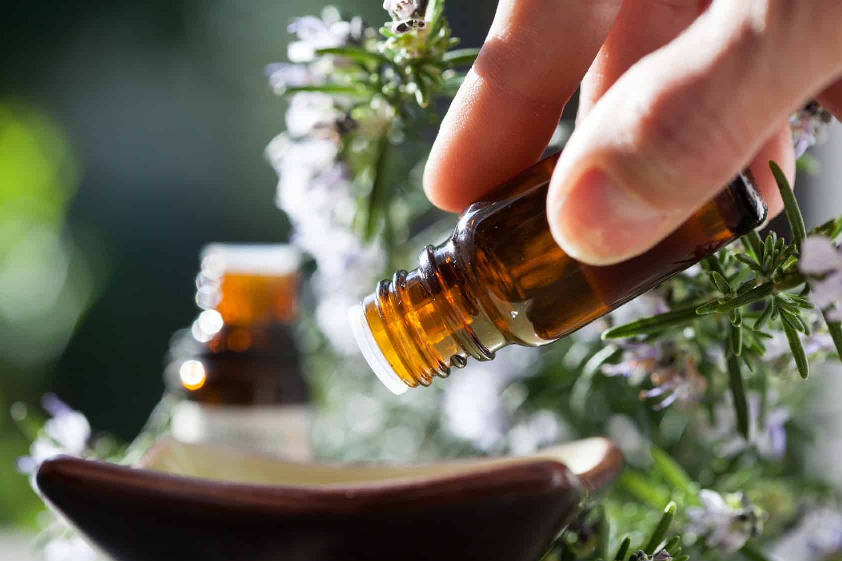 huile essentiel a base de plante dans un flacon