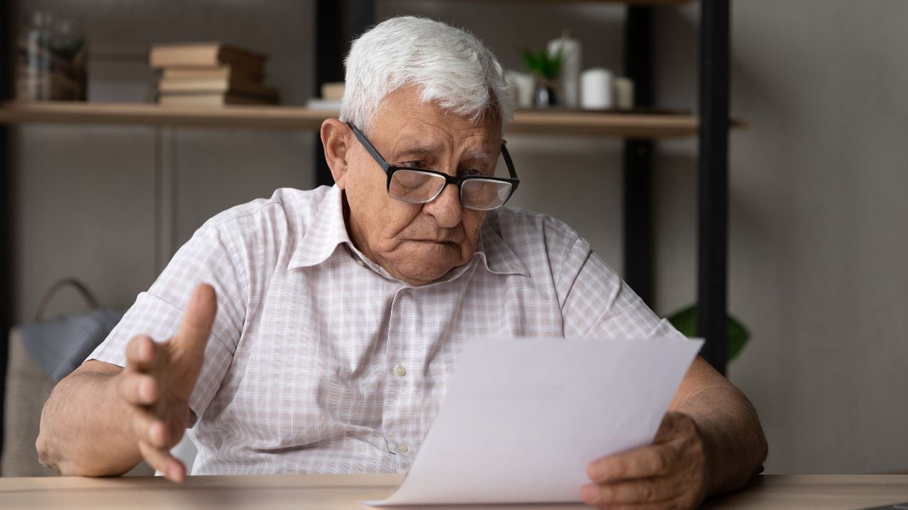 personné agé étonné devant une feuille