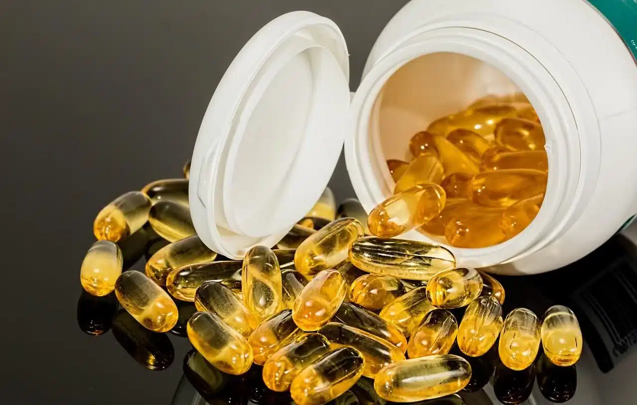 pot de gélules complément alimentaire ouvert sur une table