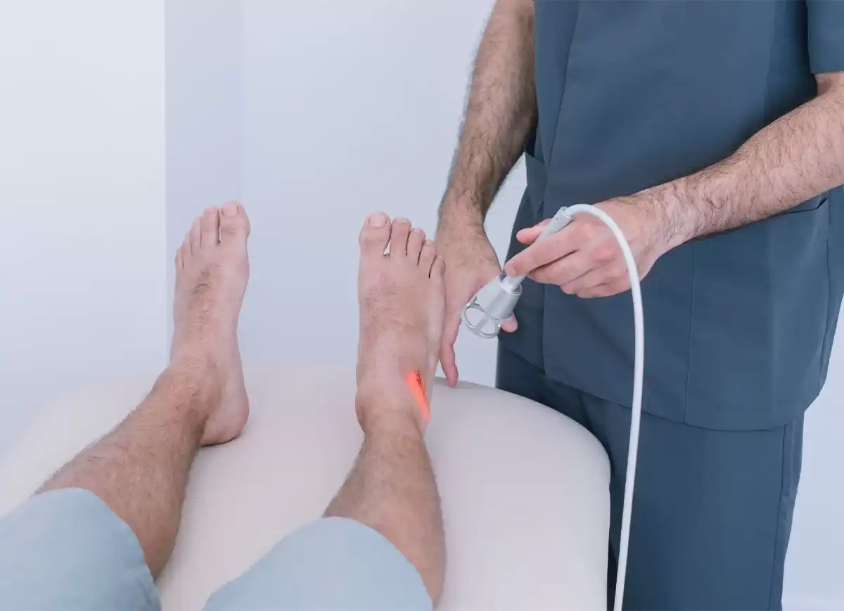 medecin qui analyse le pied d'un patient