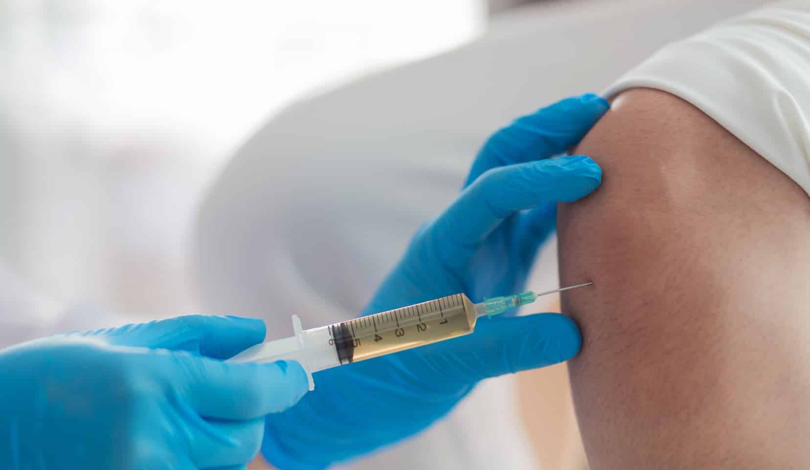 injection d’acide hyaluronique dans le genou par un medecin