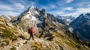 Randonneur en veste rouge dans les Alpes enneigées