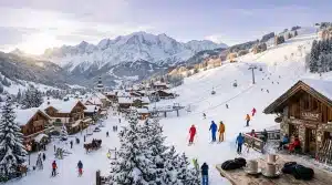 Vue aérienne d'une station de ski avec pistes, remontées et chalets alpins