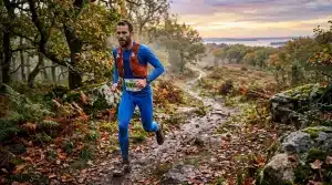 Coureur en trail running dans un paysage automnal montagneux
