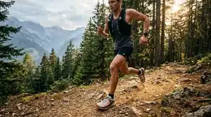 Coureur trail sur sentier montagneux avec forêt et montagnes