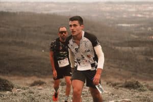 deux traileurs en pleines ascension dans la montagne