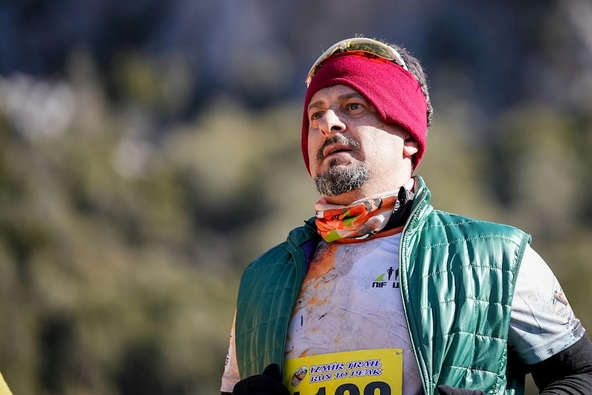 coureur vue de prés en course avec un dosar