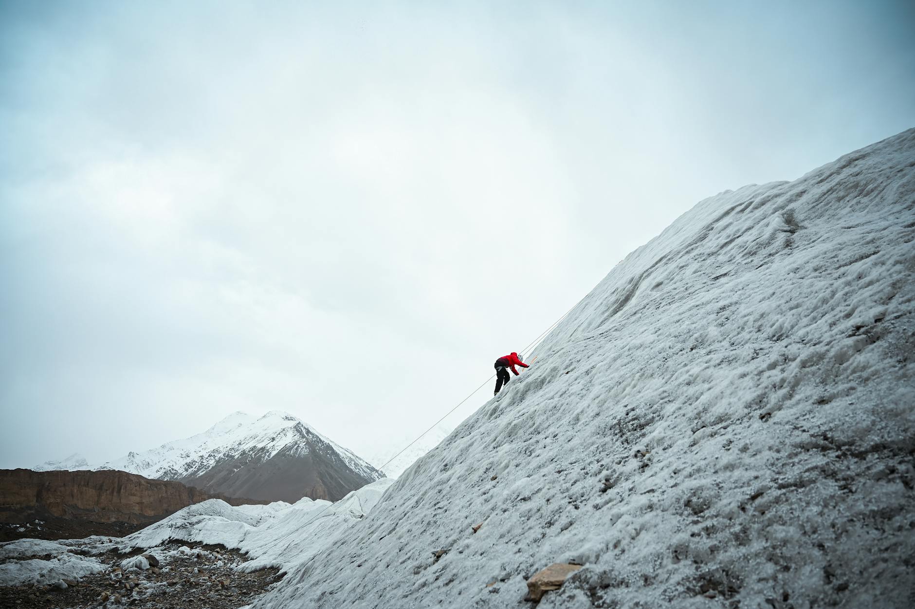 Alpiniste en progression sur arête enneigée crampons piolet cordée alpine