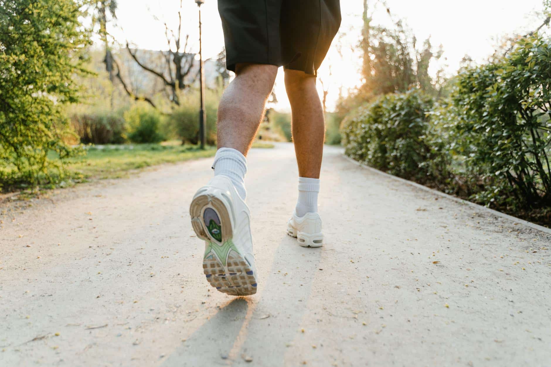 Chaussettes trail en mérinos synthétique et hybride comparées côte à côte