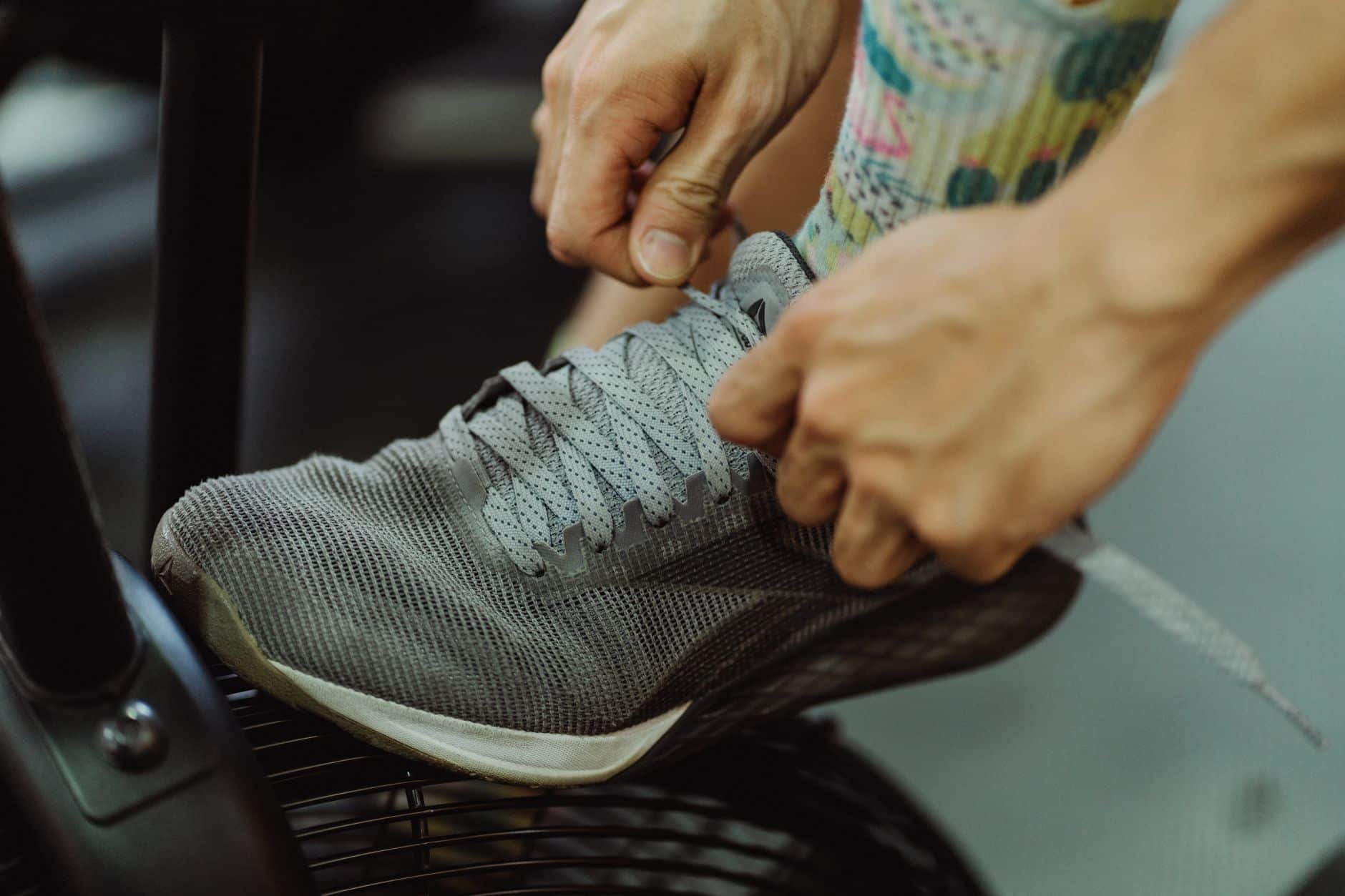 Ajustement chaussette trail dans chaussure gros plan sur le fit parfait