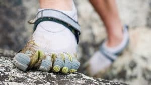chaussure barefoot de randonnée vue de prés