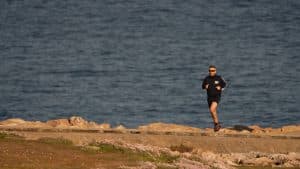Coureur souffrant d'une périostite tibiale sur sentier côtier