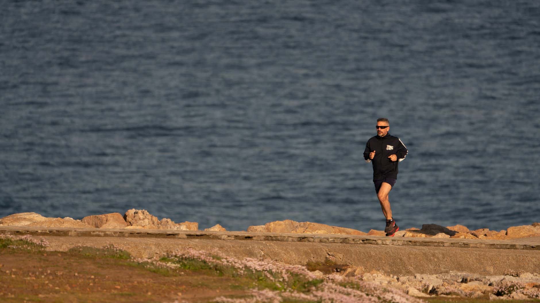 Coureur souffrant d'une périostite tibiale sur sentier côtier