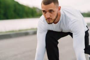 Coureur consultant son attestation PPS trail avant départ course