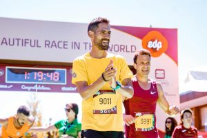 Coureurs au départ du semi-marathon lac Annecy avec montagnes en arrière-plan