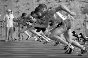 Départ du semi-marathon Barcelone 2025 avec Arc de Triomf et milliers de coureurs