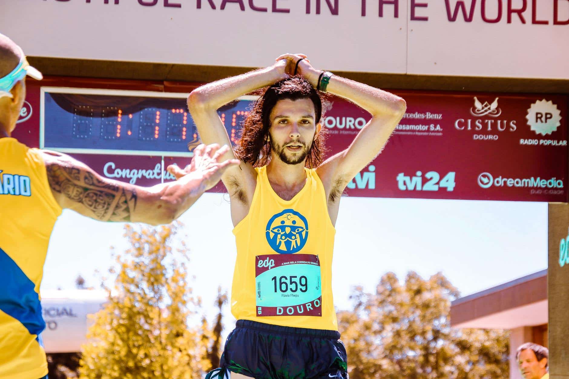 Coureur franchissant la ligne d'arrivée semi-marathon Barcelone vue mer Méditerranée