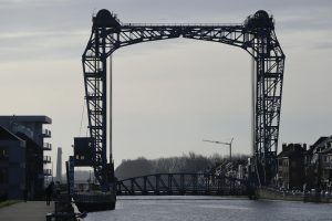 Coureurs traversant le pont Chaban-Delmas lors du semi-marathon Bordeaux 2025