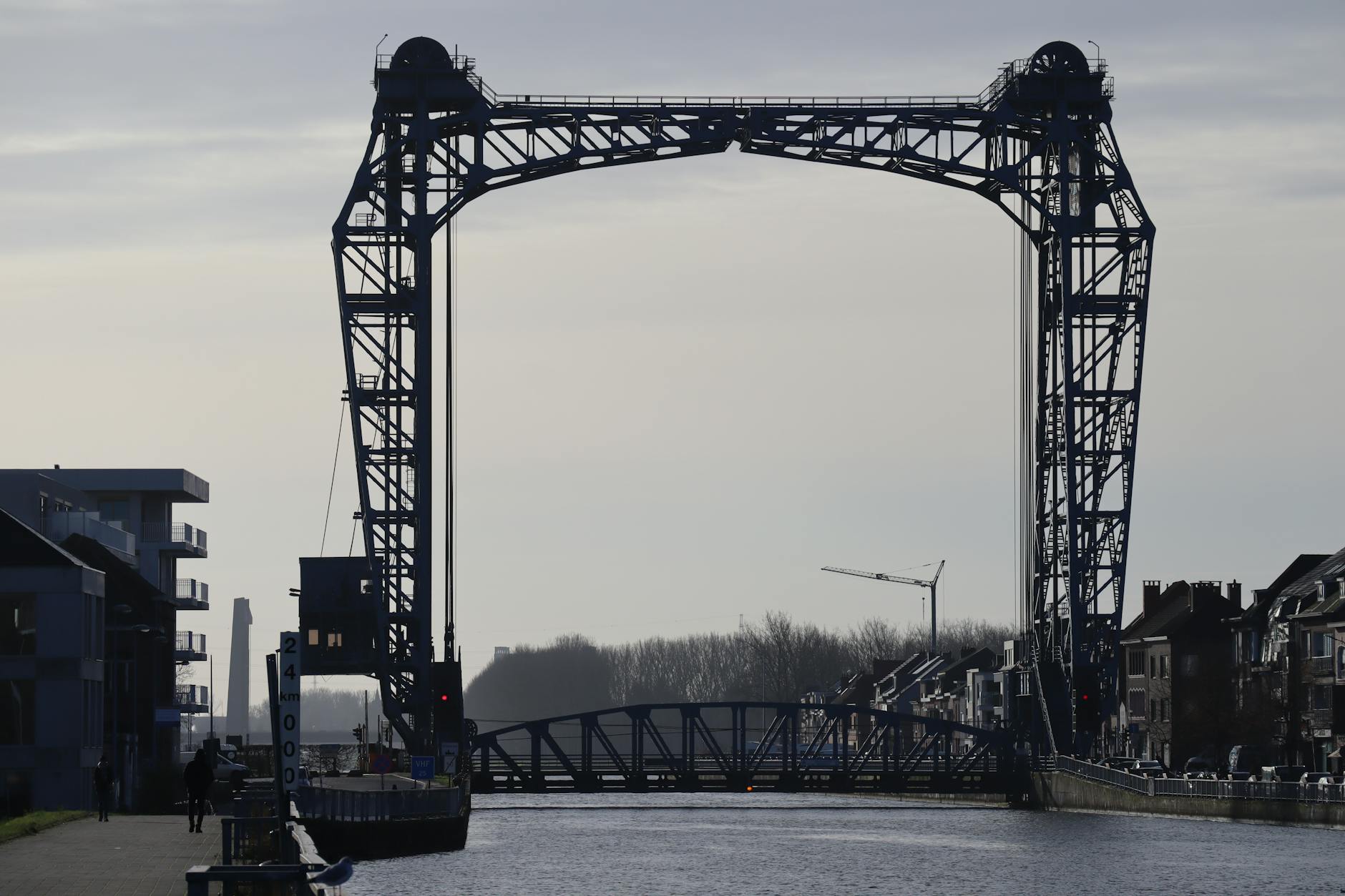 Coureurs traversant le pont Chaban-Delmas lors du semi-marathon Bordeaux 2025