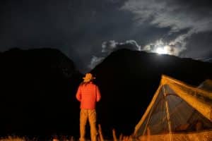 Tente ultra légère 2 places montée en montagne au lever du soleil doré
