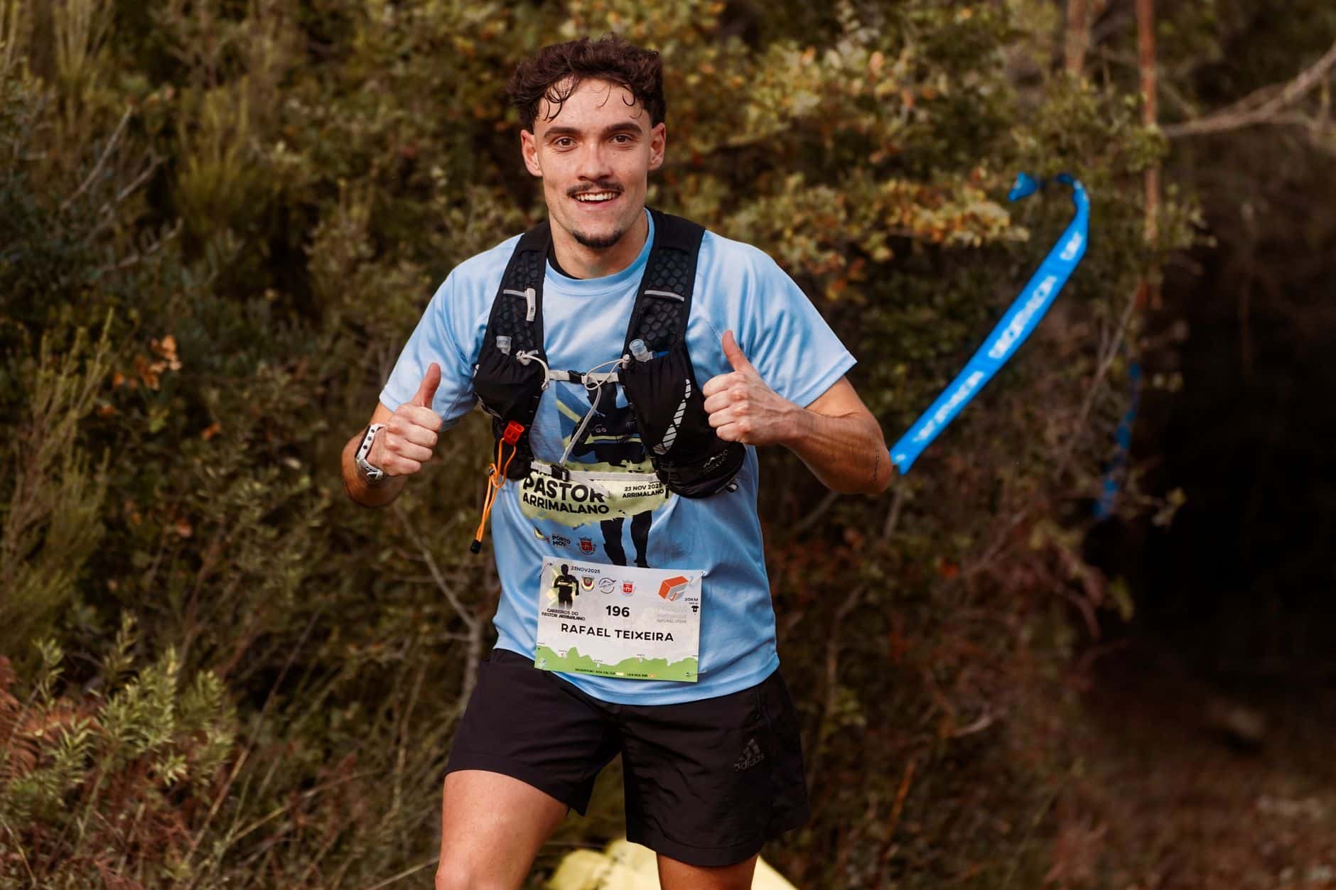 Coureurs Trail des Bauges sentier forestier massif Savoie