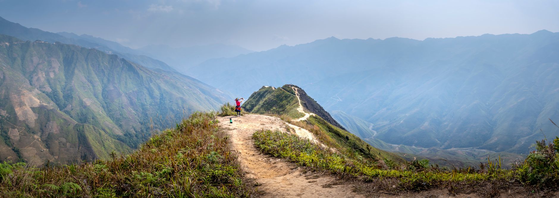 Coureurs sur sentier alpin du trail du Mont-Blanc UTMB