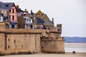 Coureurs trail remparts Saint-Malo coucher de soleil Bretagne