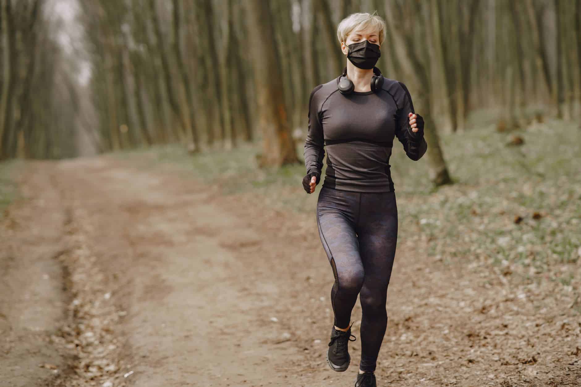 Coureuse trail Brooks Cascadia 18 femme en montée