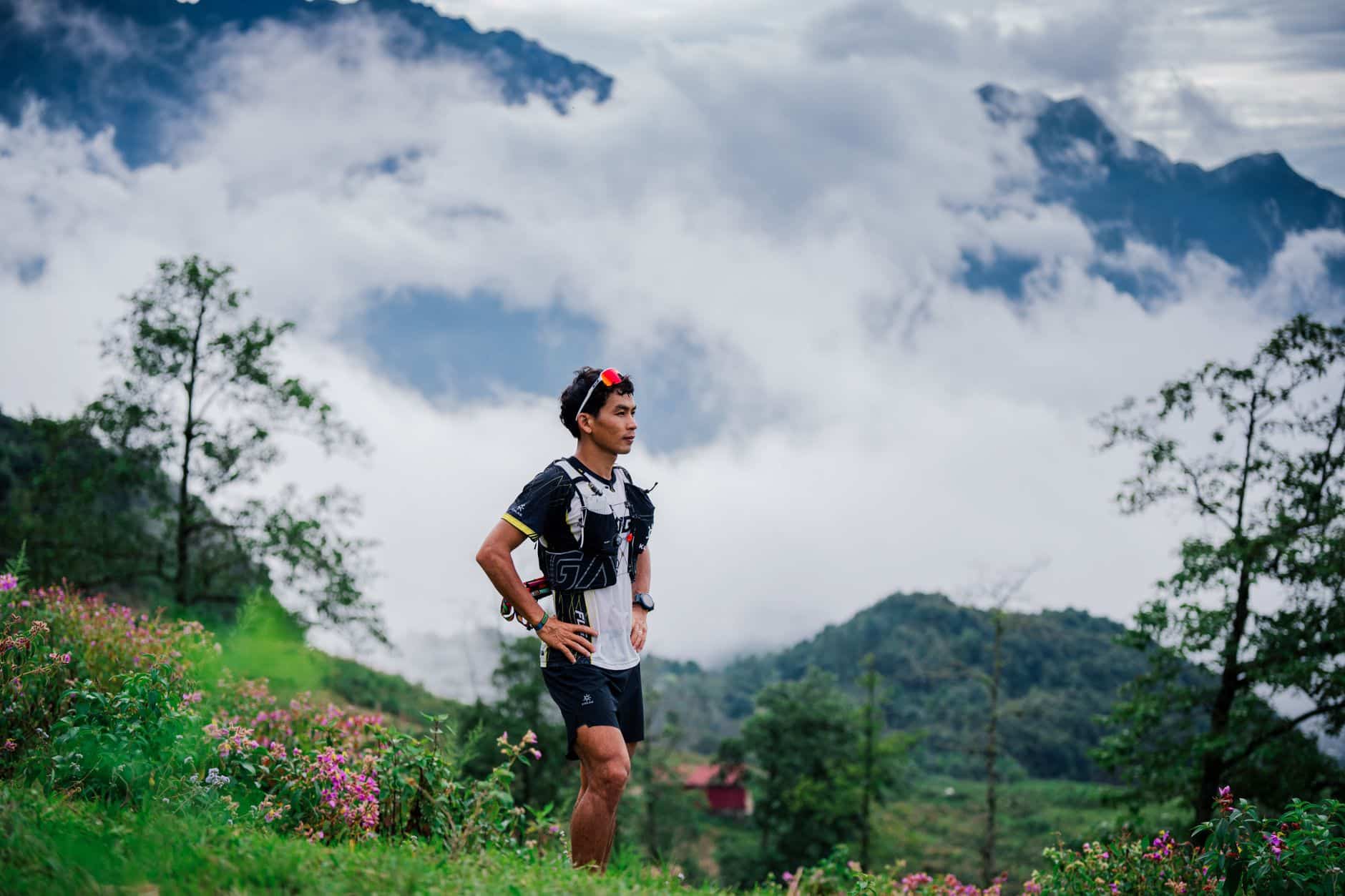 Traileur en descente technique avec chaussures Mizuno Mujin ultra-trail