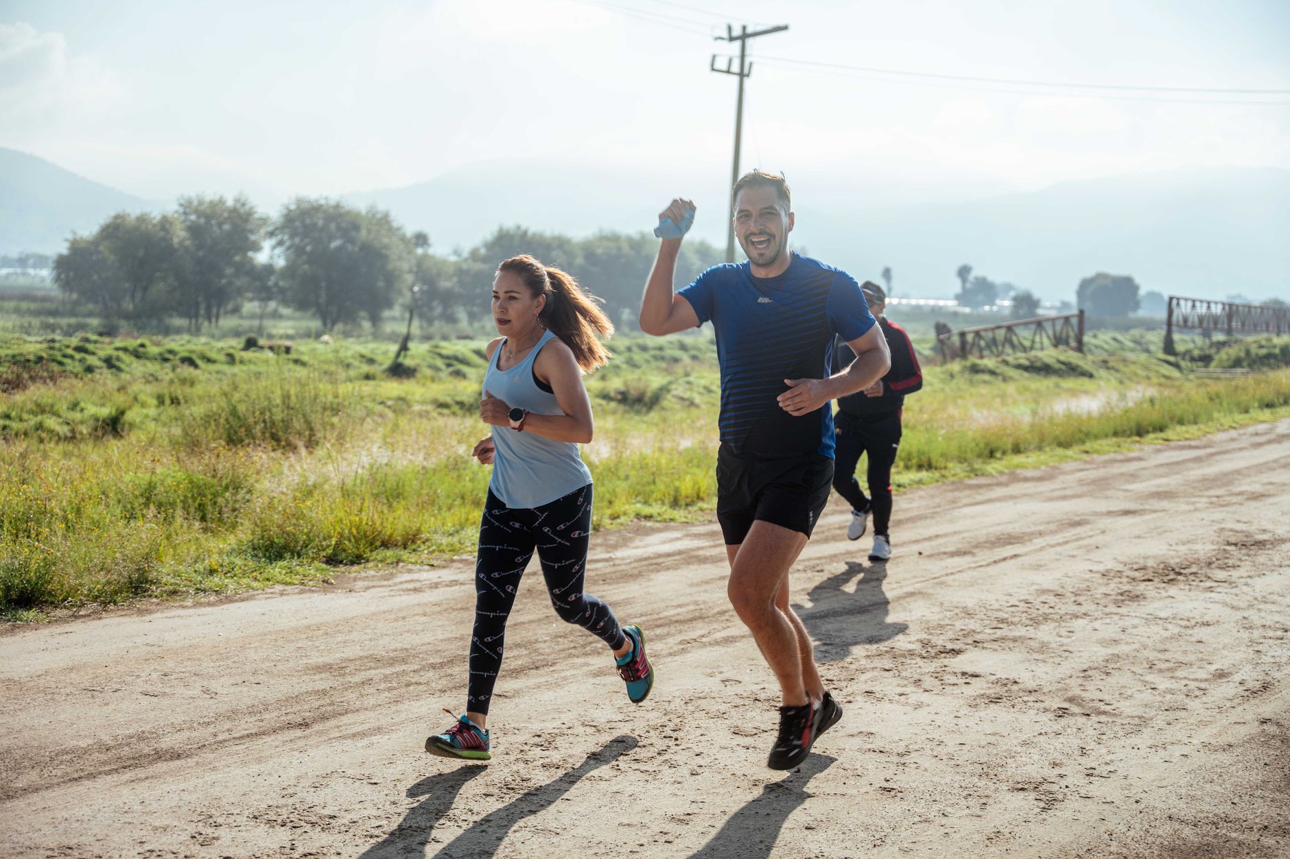 Coureur trail Nike Pegasus Trail 4 sentier littoral en action