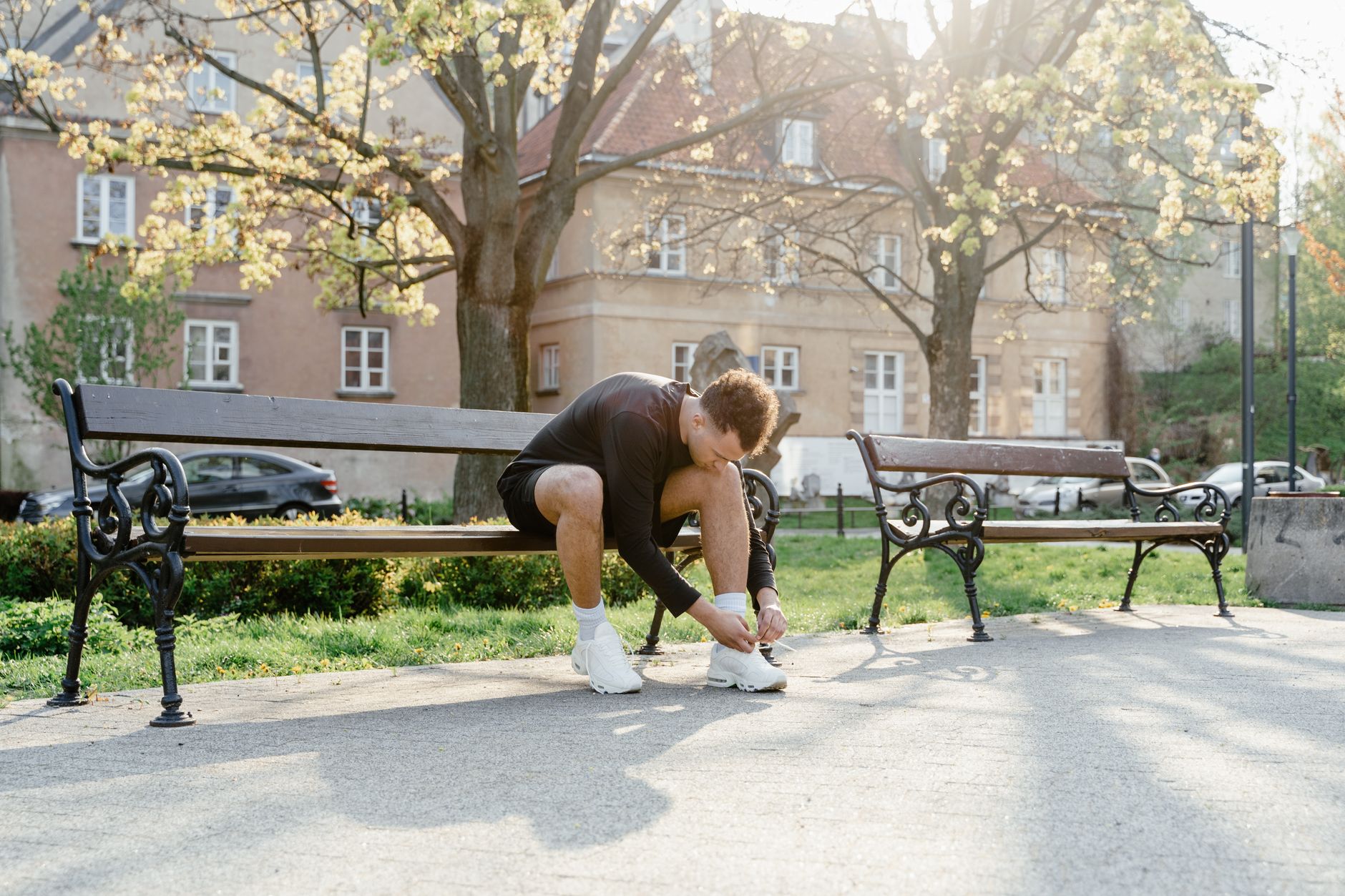 Coureur laçant sa Nike Vomero avant une sortie longue